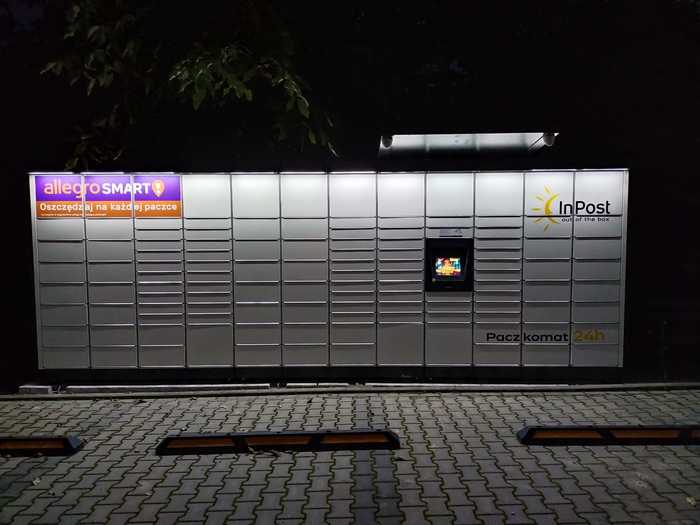 Paczkomat SPY02M na parkingu wewnętrznym przy sklepie "Groszek"