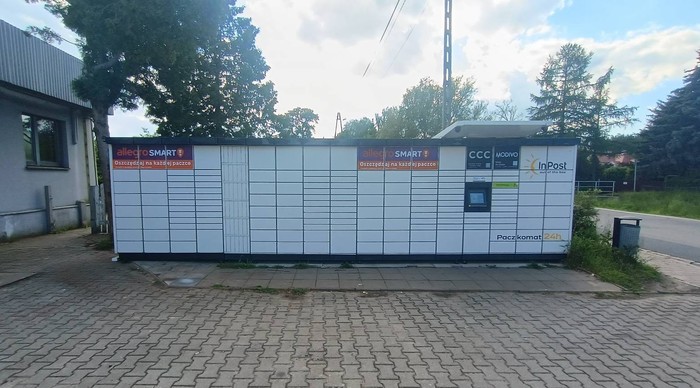 Paczkomat SQB01M Przed sklepem spożywczym