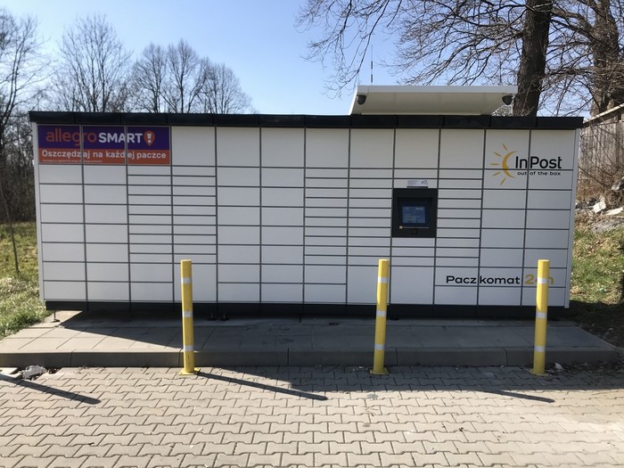 Paczkomat SQI03M na parkingu obok sklepu