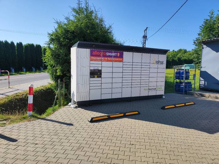 Paczkomat SQQ01BAPP Parking Sklepu Spożywczego
