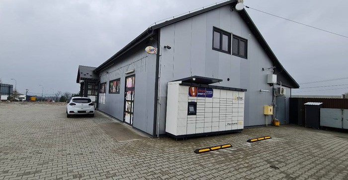 Parcel Locker SQQ01M Boczna Ściana sklepu Spar