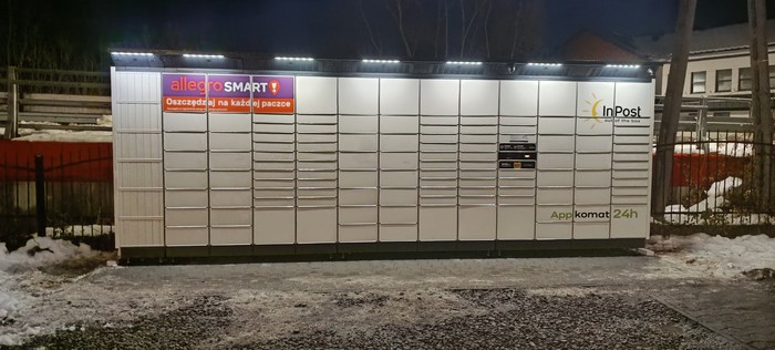Paczkomat SQWA01BAPP Przy wjeździe po prawej stronie naprzeciw wiejskiego domu kultury