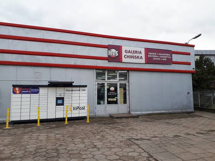 Paczkomat SRD02M Na parkingu za Galerią Chińską