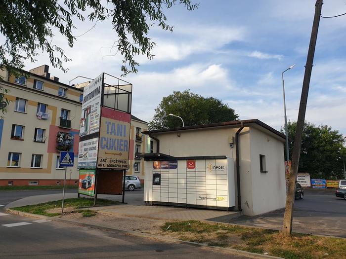 Paczkomat SRD04M Przy wjeździe na parking