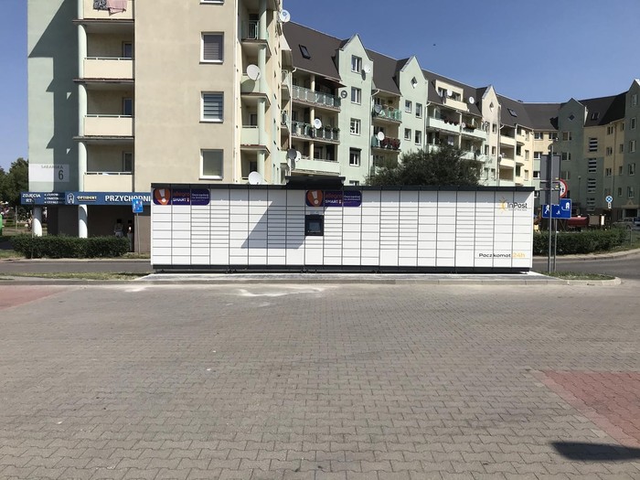 Paczkomat SRD06M Na parkingu marketu Lidl