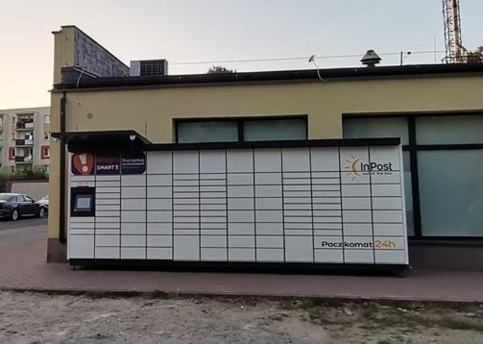 Поштомат SRD07M Parking przy budynku Szkoły Żak