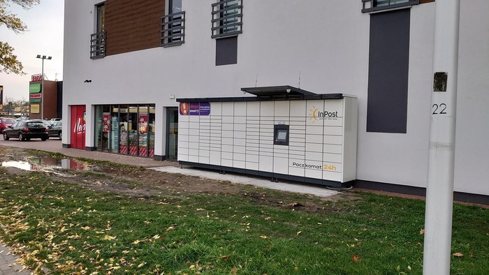 Paczkomat SRD08M Pasaż Sieradzki na od ulicy Grunwaldzkiej