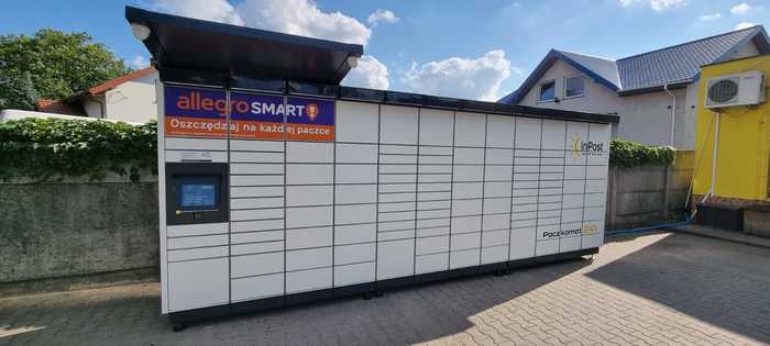 Paczkomat SRD13M Na parkingu sklepu ABC