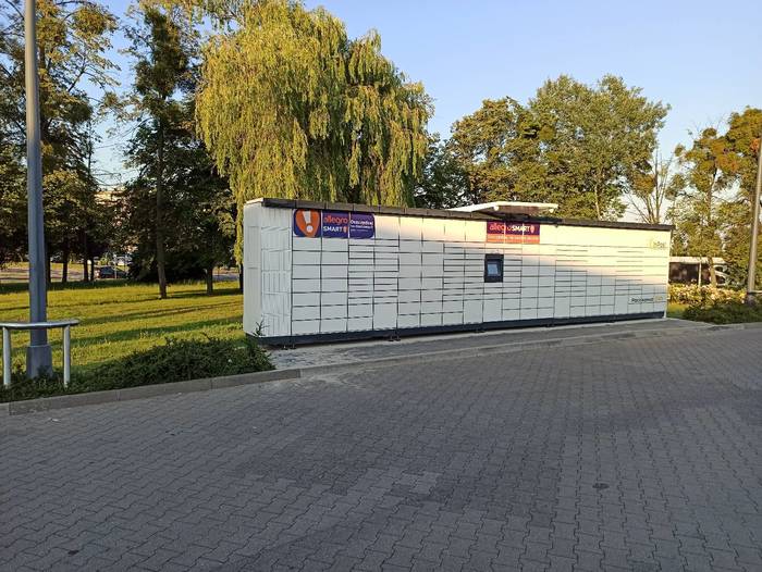Paczkomat SRE01M parking Lidla