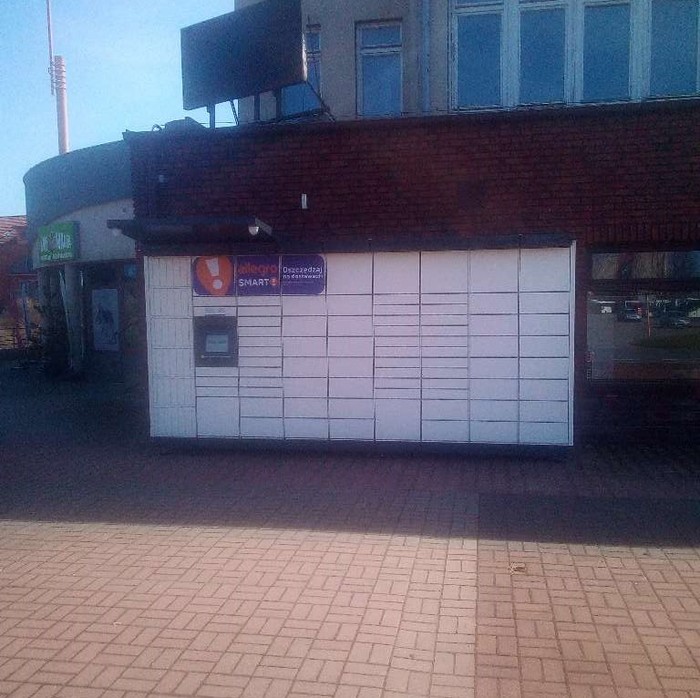 Paczkomat SRE08M przy ścianie frontowej