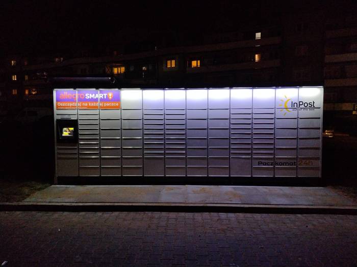 Paczkomat SRE12M teren zielony przy parkingu