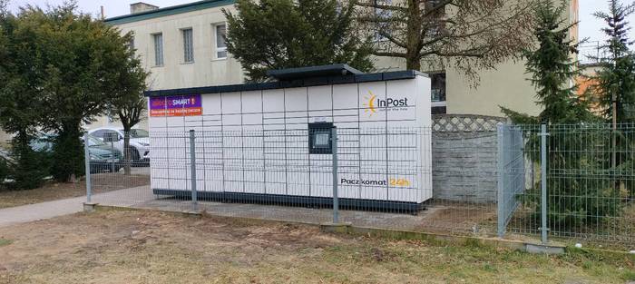 Поштомат SRE13M przy budynku TBS
