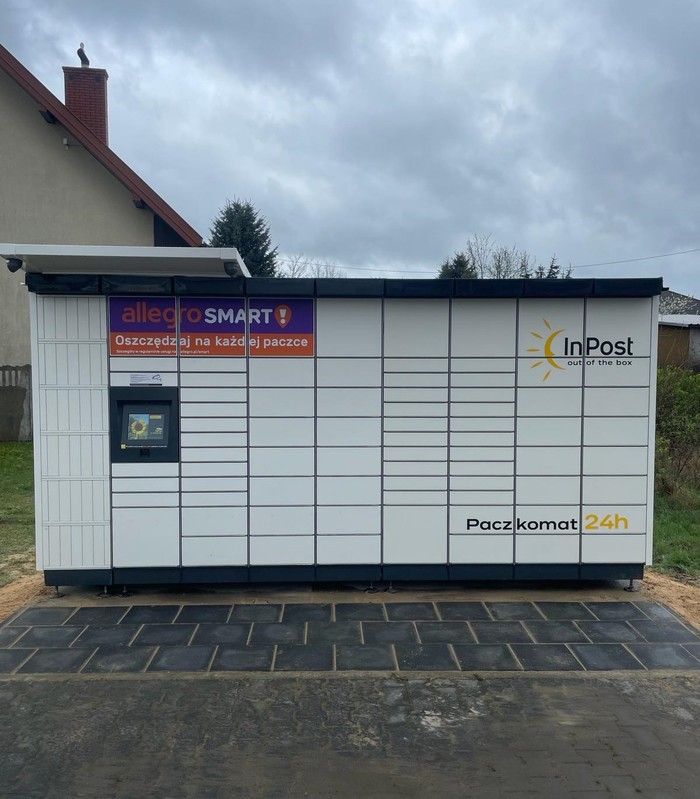 Paczkomat SRM01M Na parkingu sklepu Lewiatan
