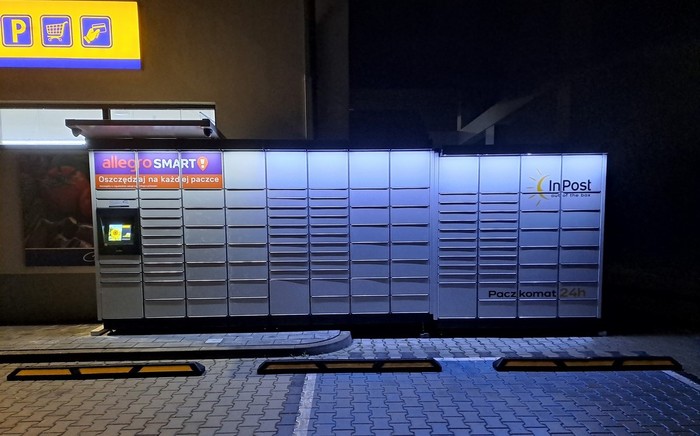 Paczkomat SROJ01M Parking przed sklepem HITPOL