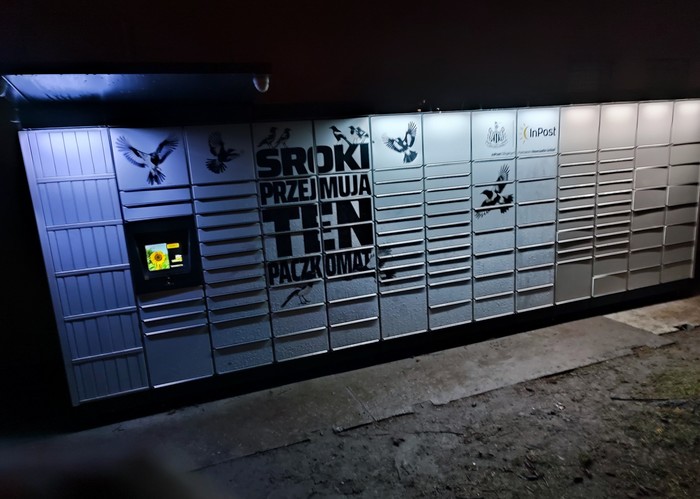 Paczkomat SRR01M przy sklepie Lewiatan