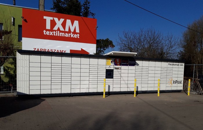 Parcel Locker SRS01M Na parkingu przy sklepie Textile Market