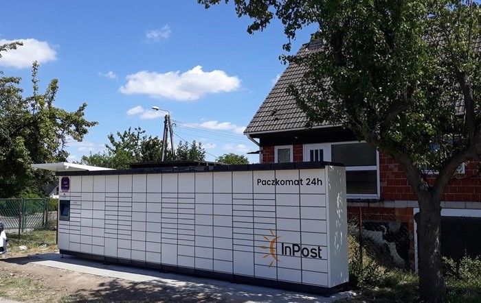 Parcel Locker SRS02M Po prawej stronie od wejścia do sklepu spożywczego