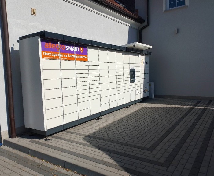 Paczkomat SRS06M od frontu budynku