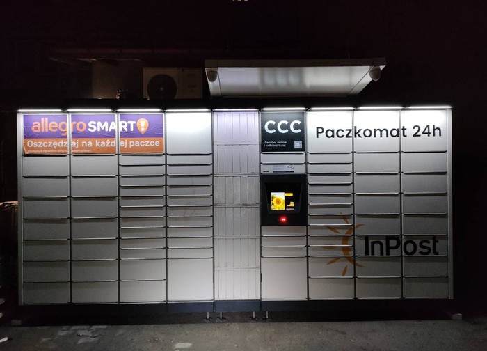 Paczkomat SRS07M Market Dino, za budynkiem - dojście od ulicy Białoskórniczej