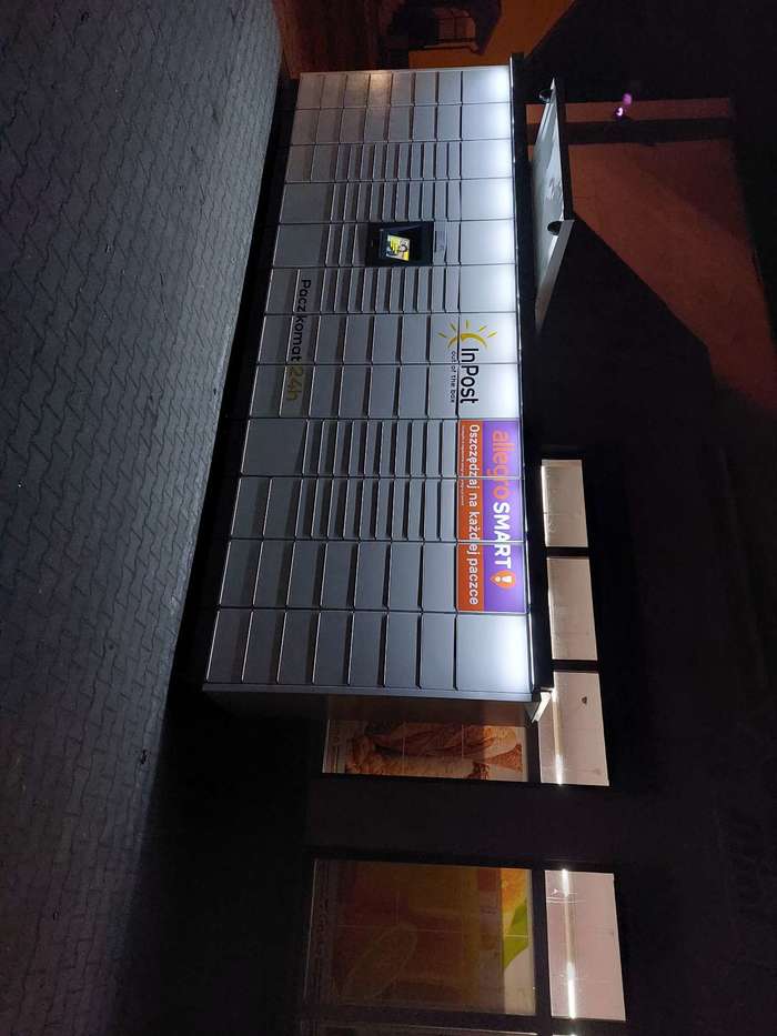 Parcel Locker SRT01M przed sklepem