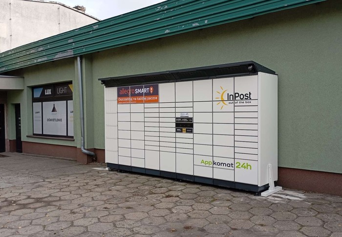 Paczkomat SRW04BAPP przy budynku usługowo-handlowym