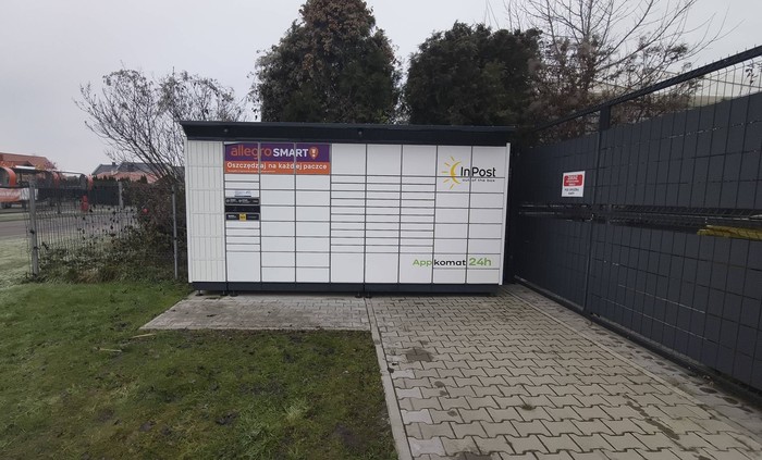 Paczkomat SRW05BAPP parking przy budynku usługowo-handlowym
