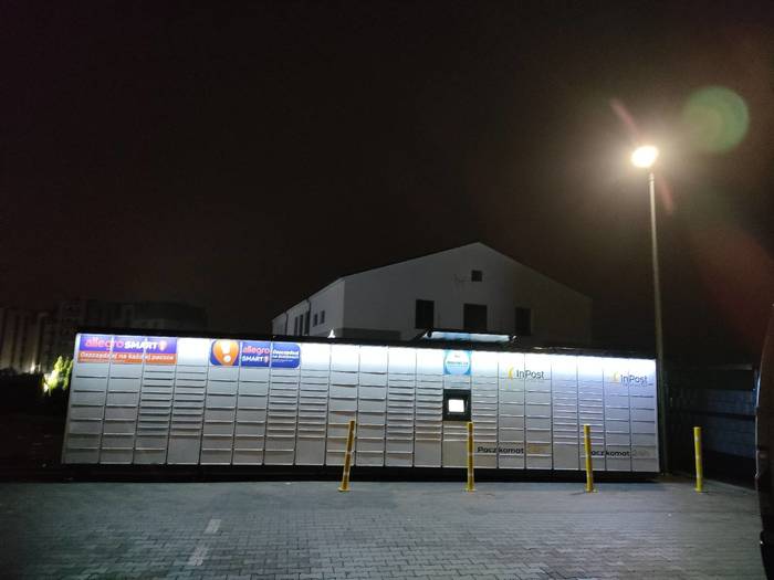 Paczkomat SRW05M Parking przed budynkiem usługowym