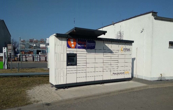 Paczkomat SRW07M Za budynkiem stacji benzynowej WATIS