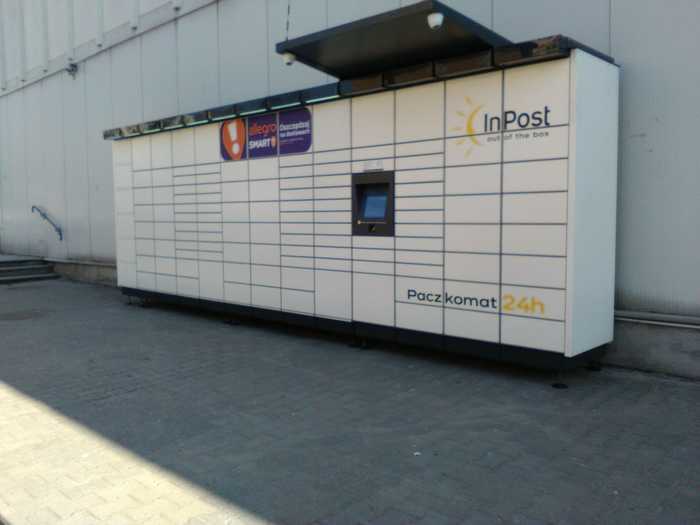 Paczkomat SRW08M Pawilon handlowy przy sklepie Społem
