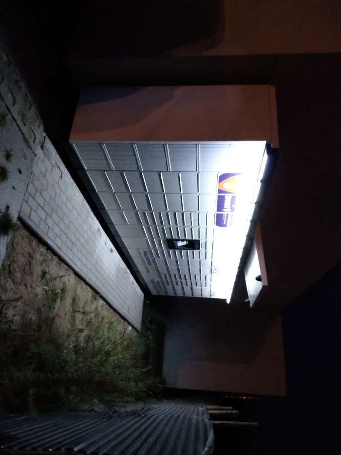 Paczkomat SRW09M przy sklepie Społem