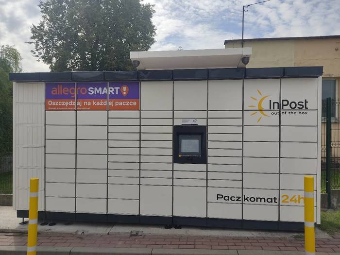 Paczkomat SRY01M parking przy Szkole Podstawowej