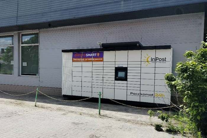 Paczkomat SRZZ01M przy sklepie