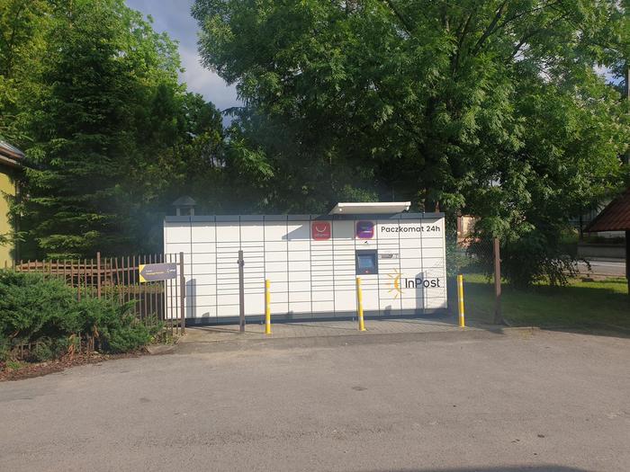 Paczkomat SSA01M Krakowska 26, wjazd od ulicy Stefana Batorego