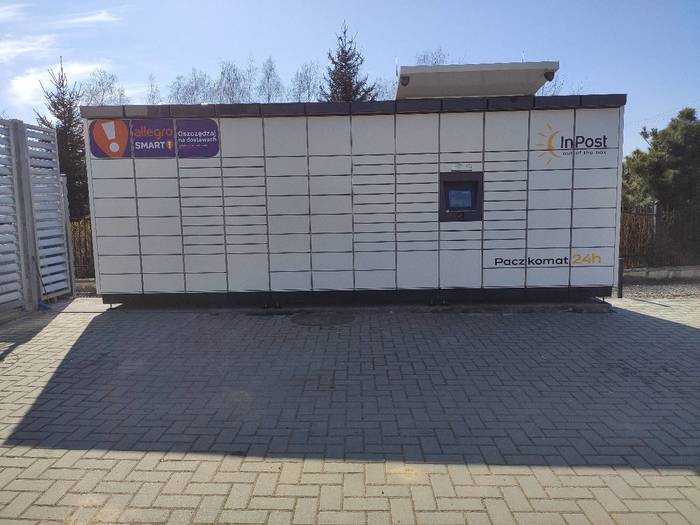 Paczkomat SSC03M przy bramie wjazdowej