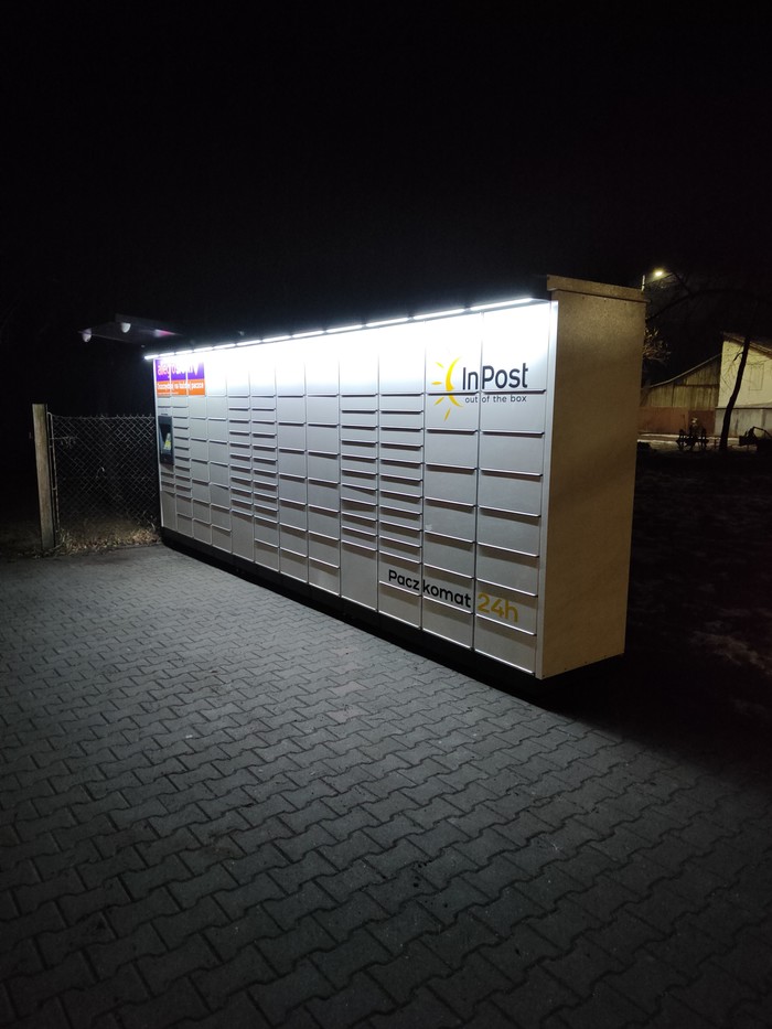 Paczkomat SSC04M Boczna ściana sklepu