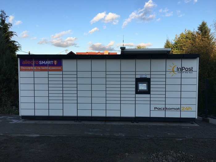 Paczkomat SSC05M Po lewej stronie od wjazdu na parking