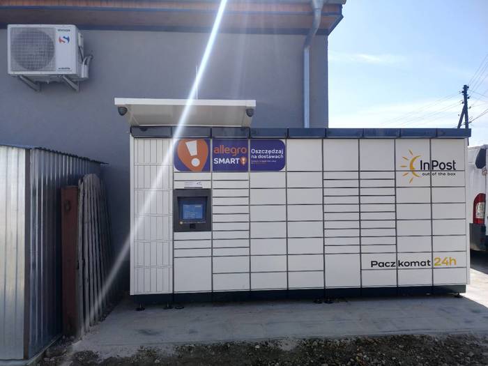 Paczkomat SSM01M Po lewej stronie sklepu, za salonem fryzjerskim