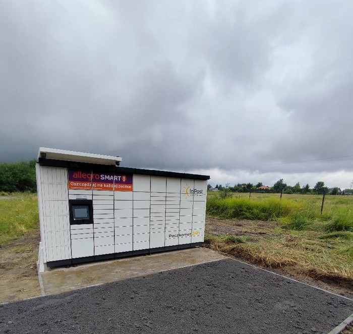 Parcel Locker SST02M Przy wjeździe na parking gruntowy