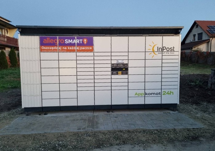 Paczkomat SSV01BAPP Obok  zakładu fryzjerskiego