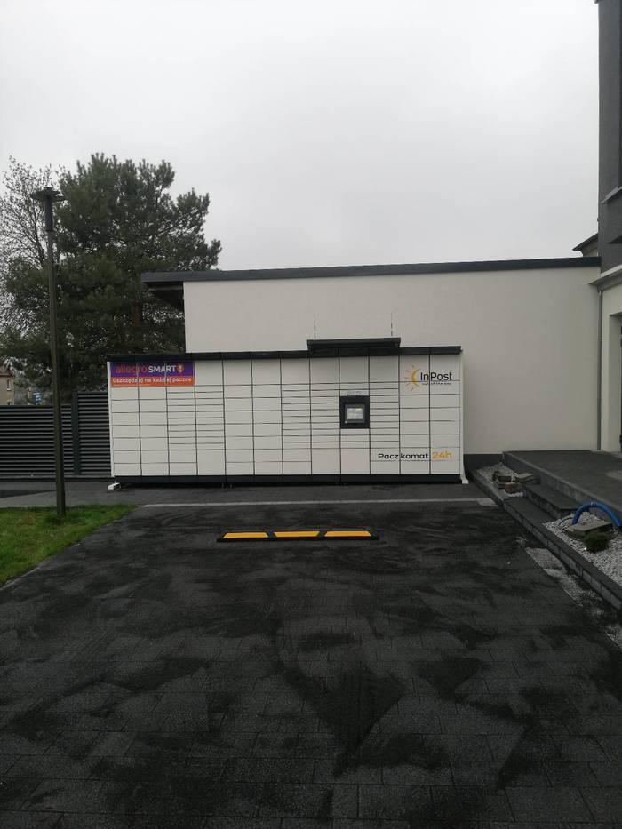 Paczkomat SSV03M na parkingu budynku usługowego