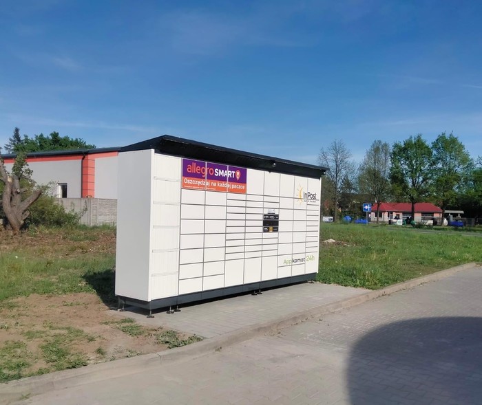 Paczkomat SSW01BAPP Na parkingu myjni