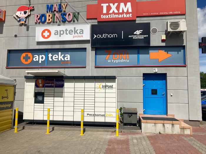 Paczkomat SSW02M Przy Galerii Staszowskiej od strony obwodnicy południowej