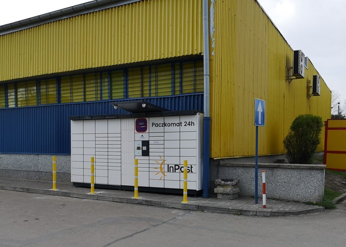 Paczkomat SSW02N Na parkingu za sklepem Delikatesy Centrum