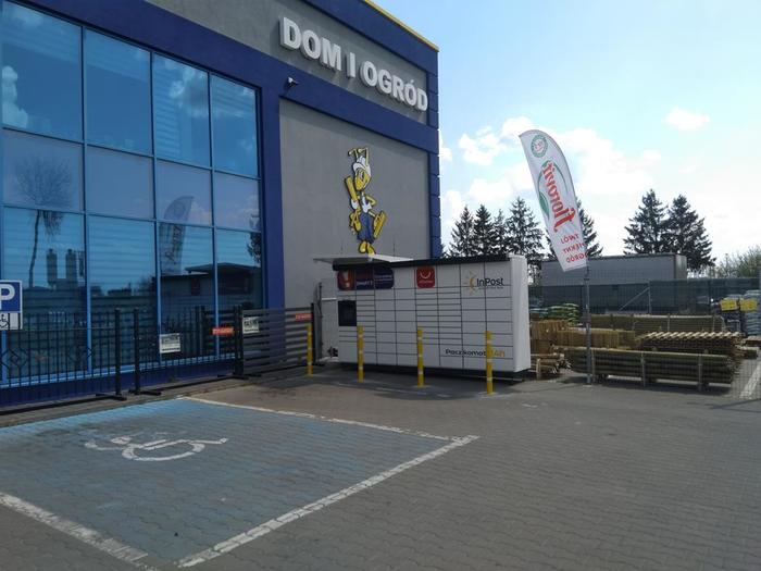 Paczkomat SSW03M po prawej stronie od wejścia do sklepu