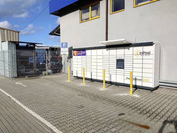 Paczkomat SSW05M parking od ulicy Wojska Polskiego