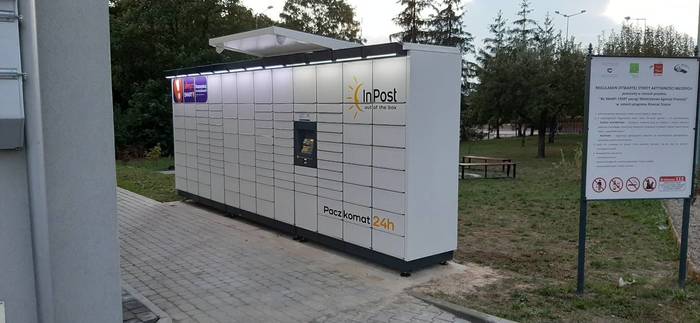 Paczkomat SSW06M przy wejściu do budynku