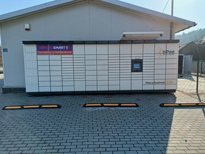 Paczkomat SSZ04M Na parkingu przed sklepem