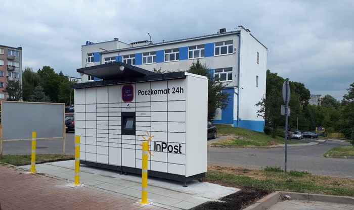 Parcel Locker STA01M Parking przed głównym wejściem do Galerii Na Skarpie