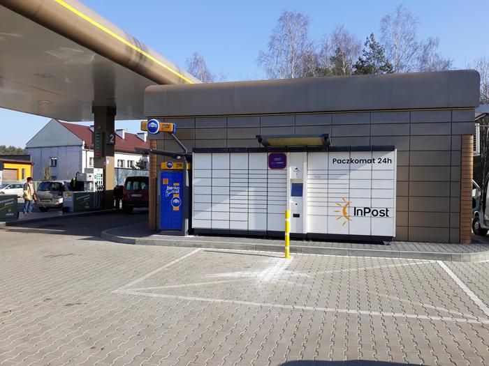 Parcel Locker STA02A Na stacji paliw Perła, obok bankomatu