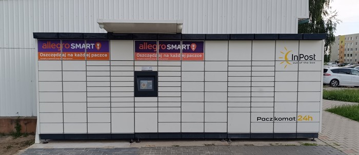 Paczkomat STA05M boczna ściana sklepu Stokrotka
